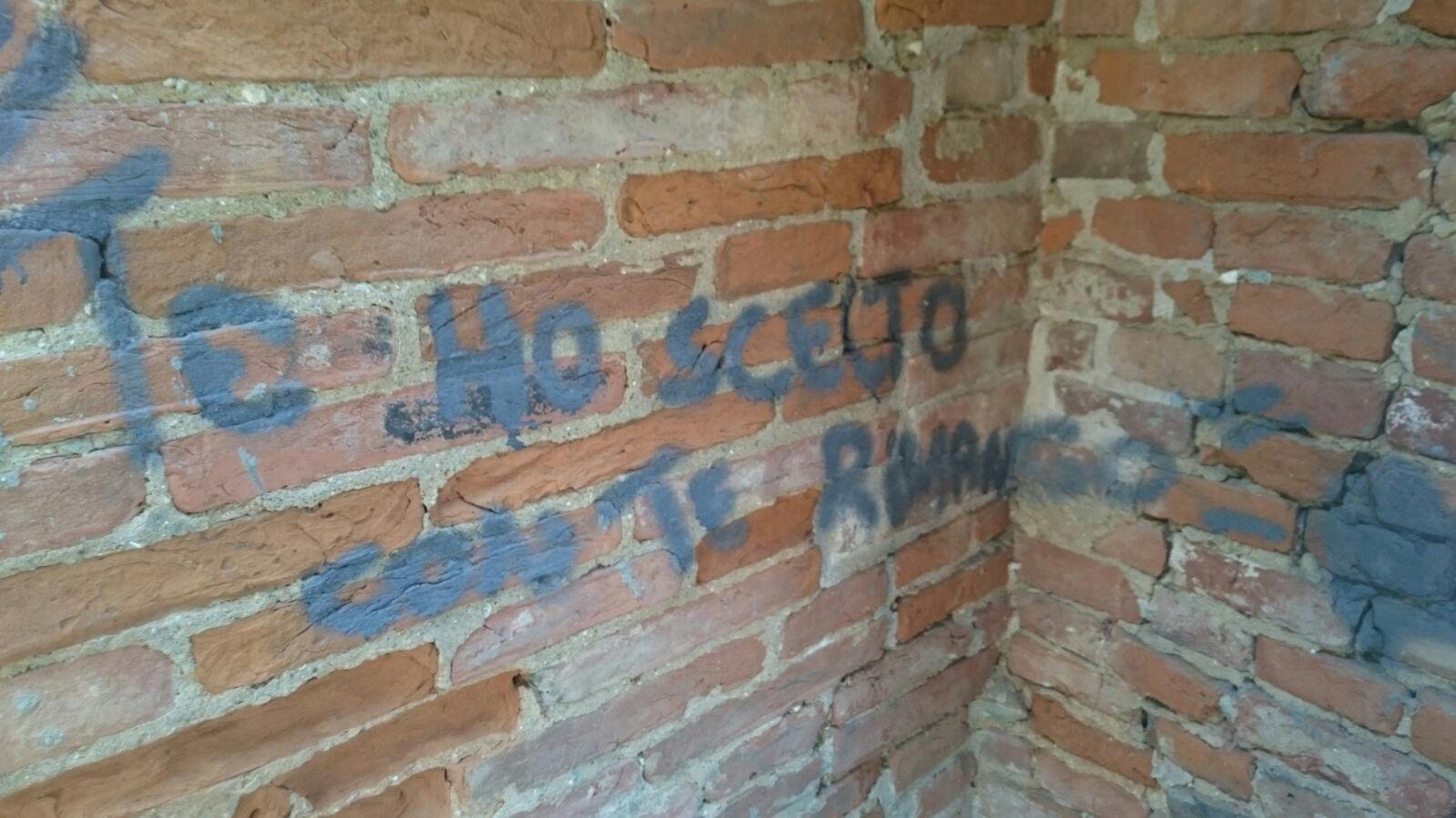 Tutte le scritte sono state realizzate con una bomboletta spray blu