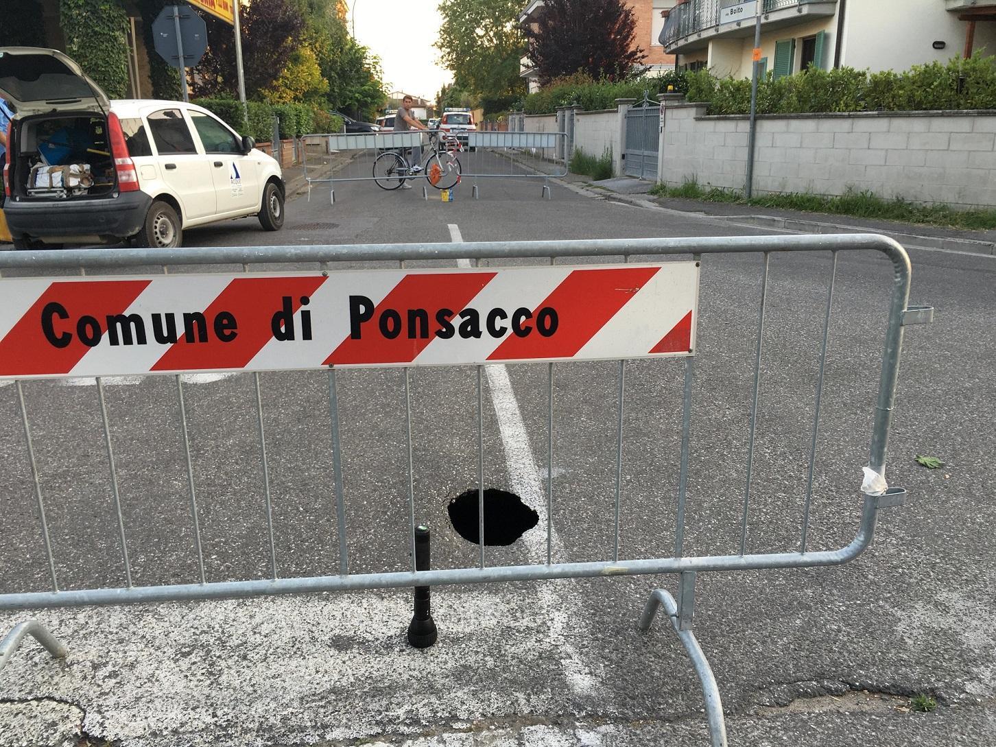 La buca che si è aperta in via Boito a Ponsacco (Foto Franco Silvi)
