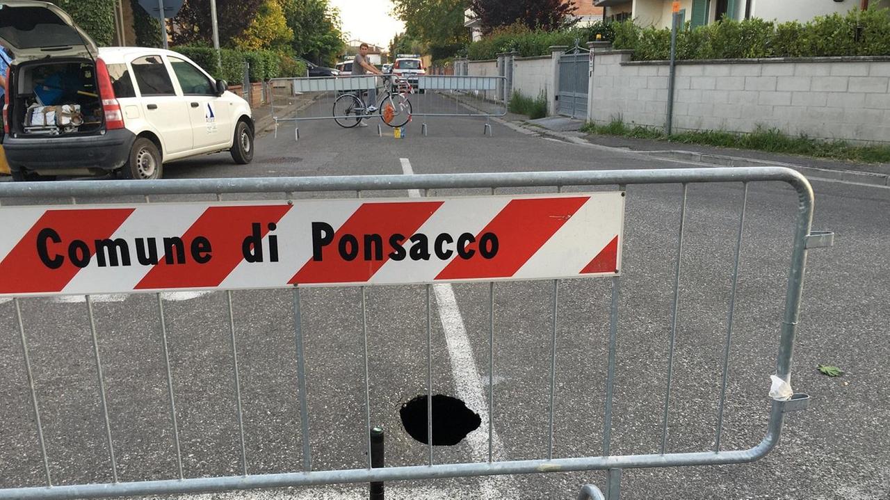 La buca che si è aperta in via Boito a Ponsacco (Foto Franco Silvi)