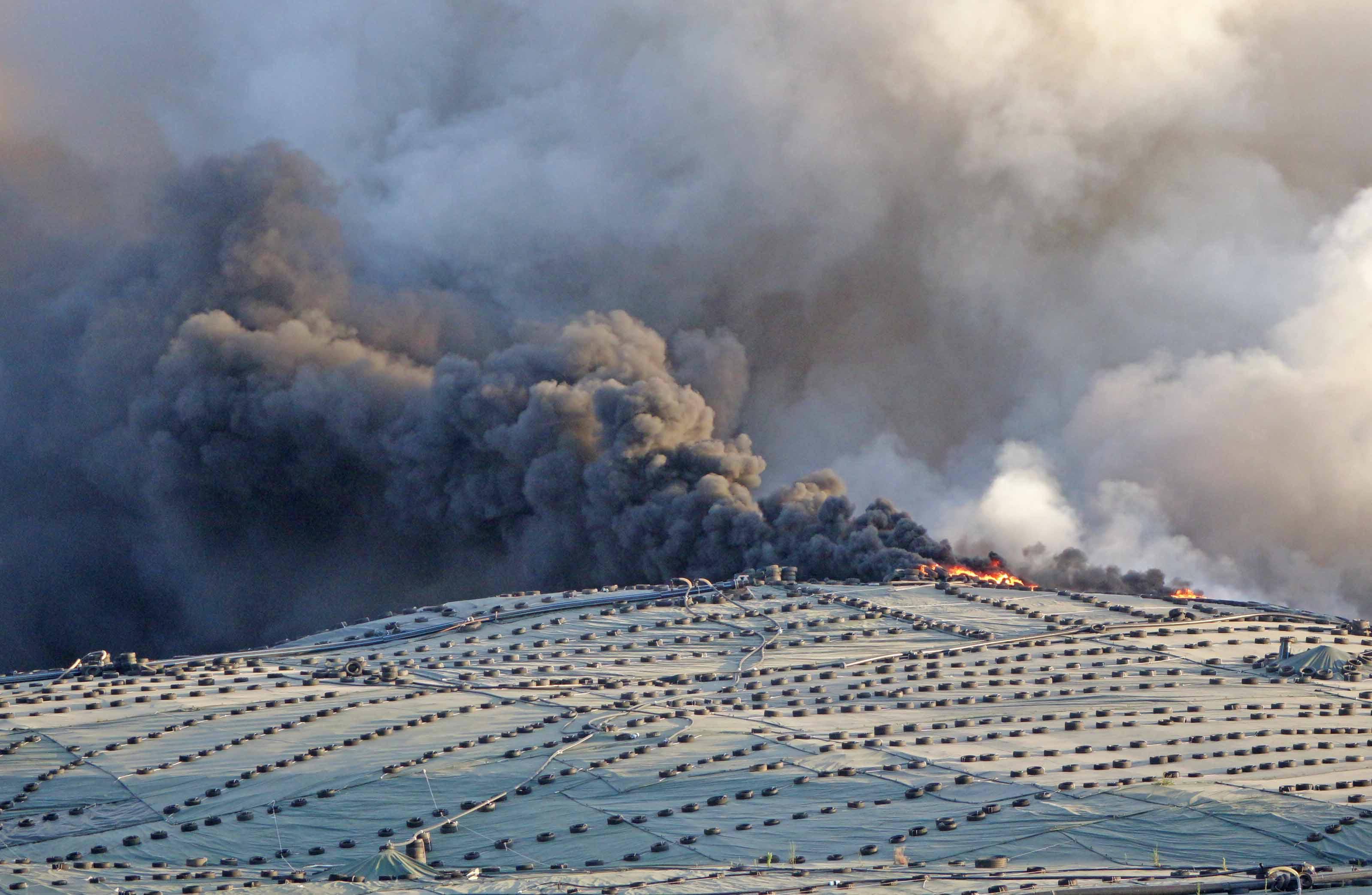 L'incendio alla discarica del Cassero (foto Gori)