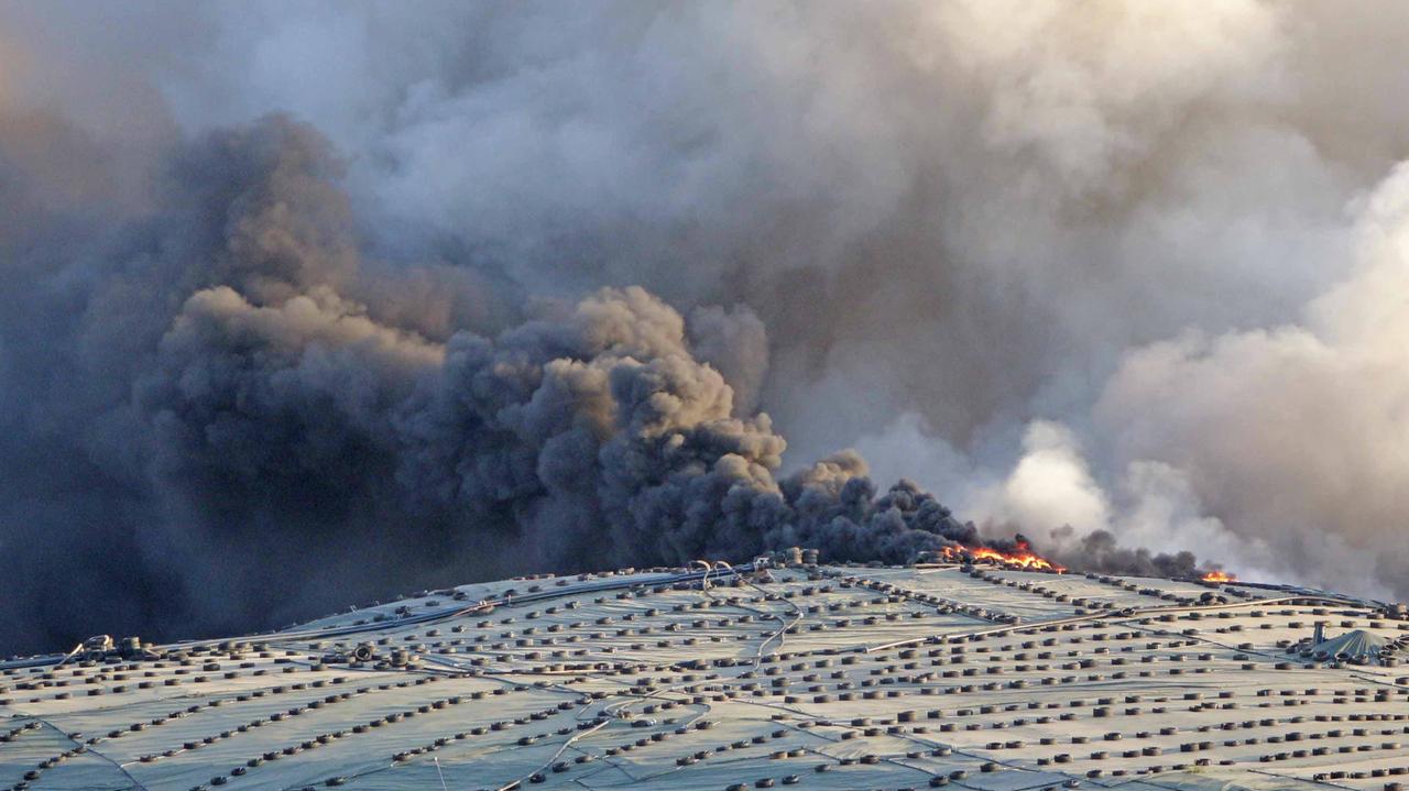 L'incendio alla discarica del Cassero (foto Gori)