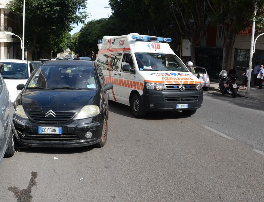 Sassari, travolti da un’auto sulle strisce: marito e moglie feriti in via Amendola 