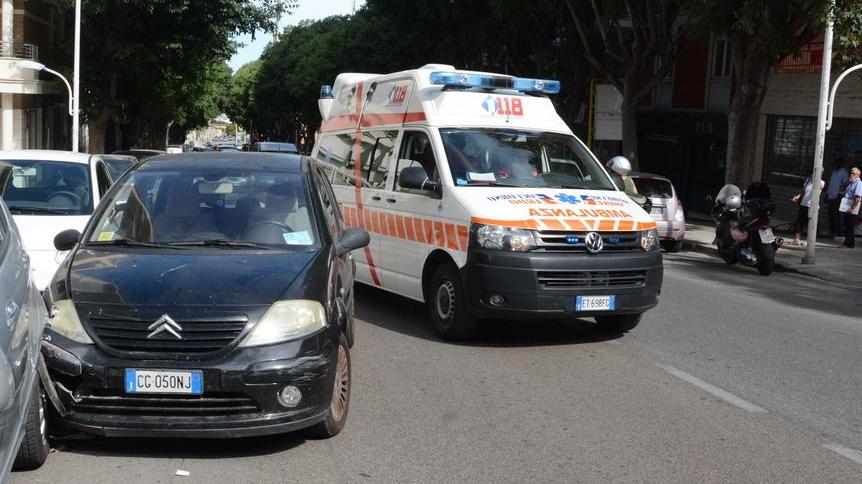 Sassari, travolti da un’auto sulle strisce: marito e moglie feriti in via Amendola 