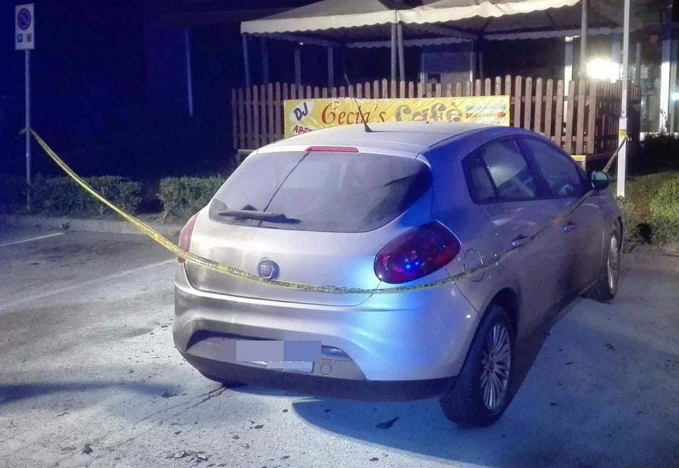 Incendia un’auto e lascia un biglietto 
