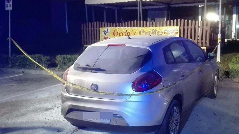 Incendia un’auto e lascia un biglietto