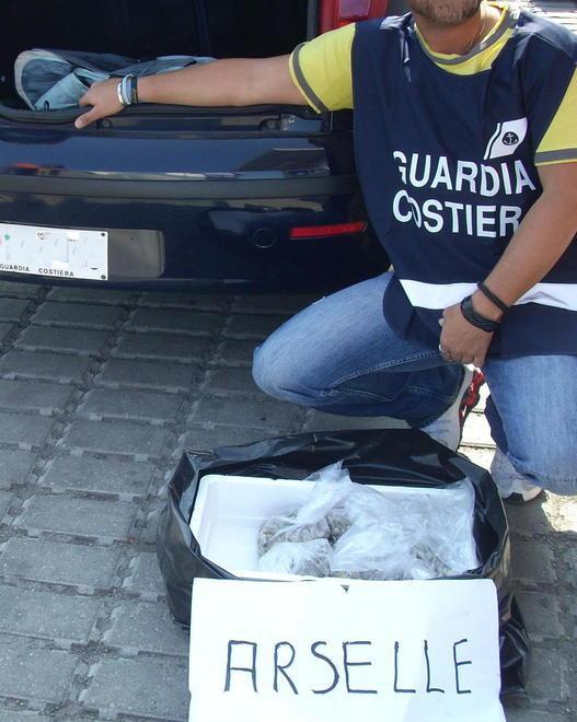 Fermato un venditore abusivo di arselle