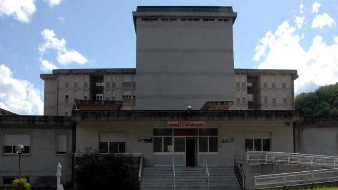Scontro tra auto con fuoriuscita di gas: un ferito grave