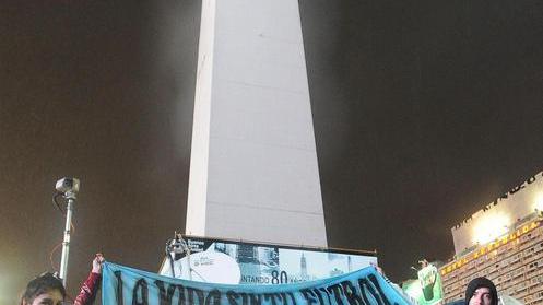«Messi resta con noi»: in tremila in piazza per implorare la Pulce