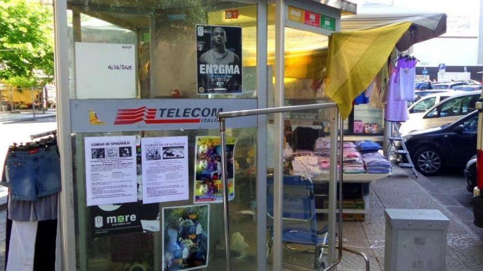 Cabina telefonica diventa bancarella