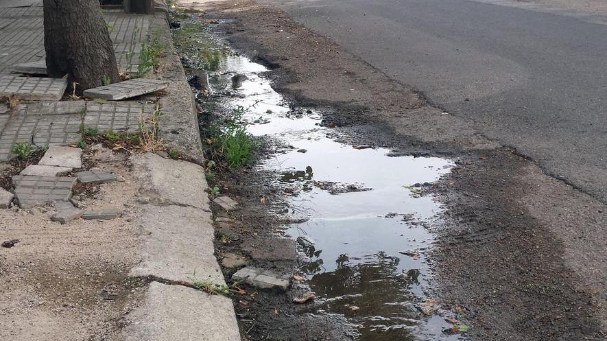 Perdita d’acqua in via Kennedy, dura protesta dei residenti