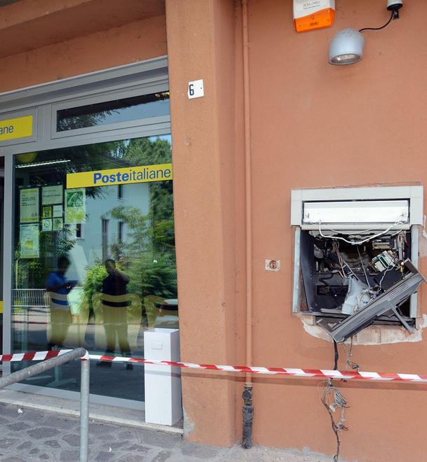Banditi fanno esplodere il bancomat 
