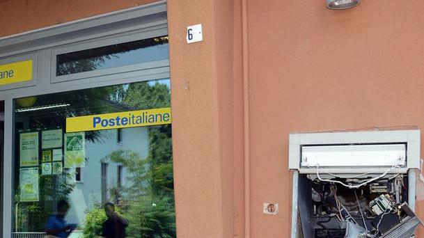 Banditi fanno esplodere il bancomat