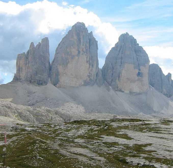 Tremila abitanti e il lago sotto gli occhi delle Dolomiti 