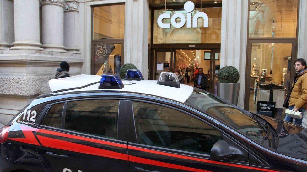 È fuori servizio ma arresta il ladro