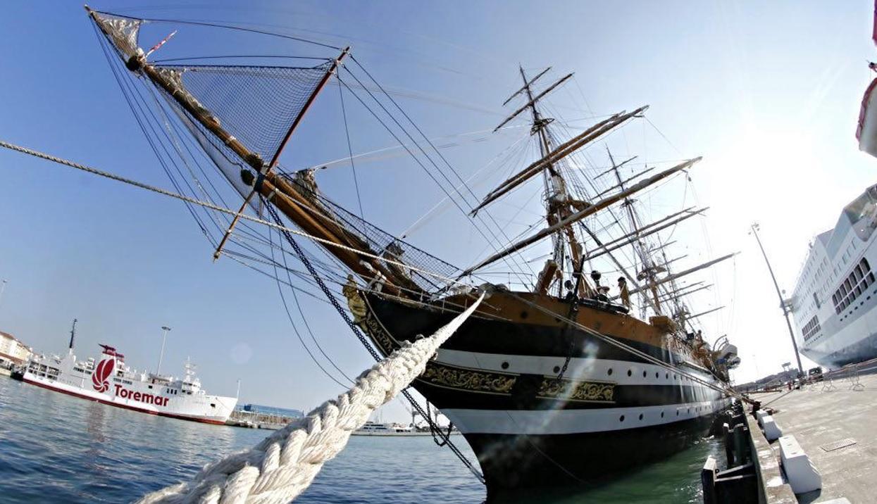 La nave-scuola Amerigo Vespucci nel Porto mediceo (Marzi Pentafoto) 