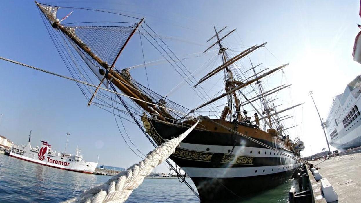 La nave-scuola Amerigo Vespucci nel Porto mediceo (Marzi Pentafoto)