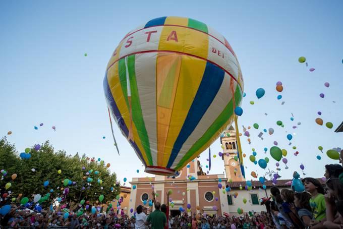 Il lancio della mongolfiera per la festa di San Genesio