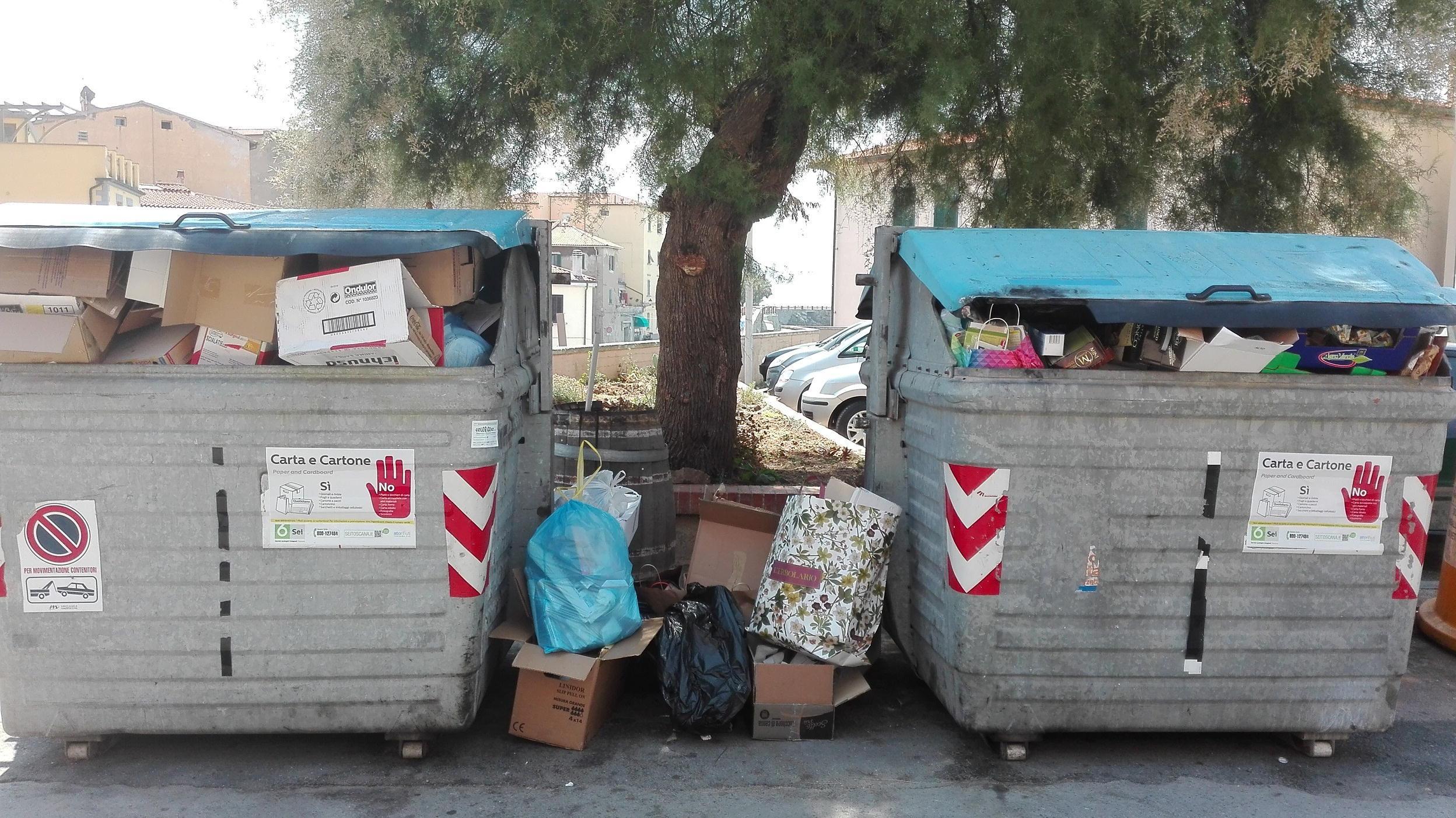 Rifiuti fuori dai cassonetti in piazzetta dei Grani