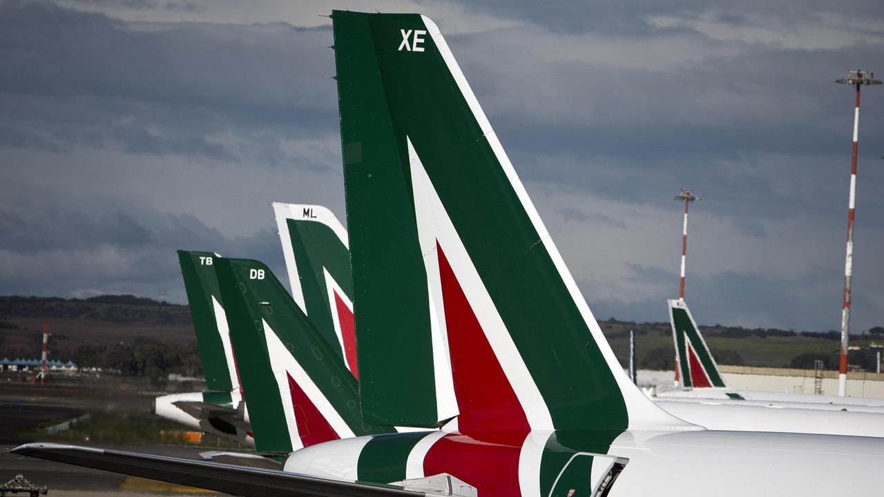 Alitalia taglia i voli: gli scali di Alghero e Olbia penalizzati