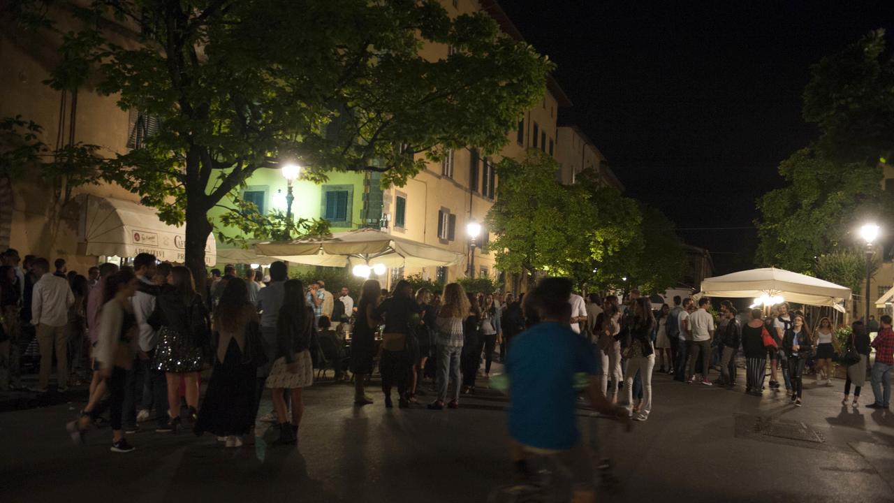 Sei giovani sorpresi ad orinare sui muri
