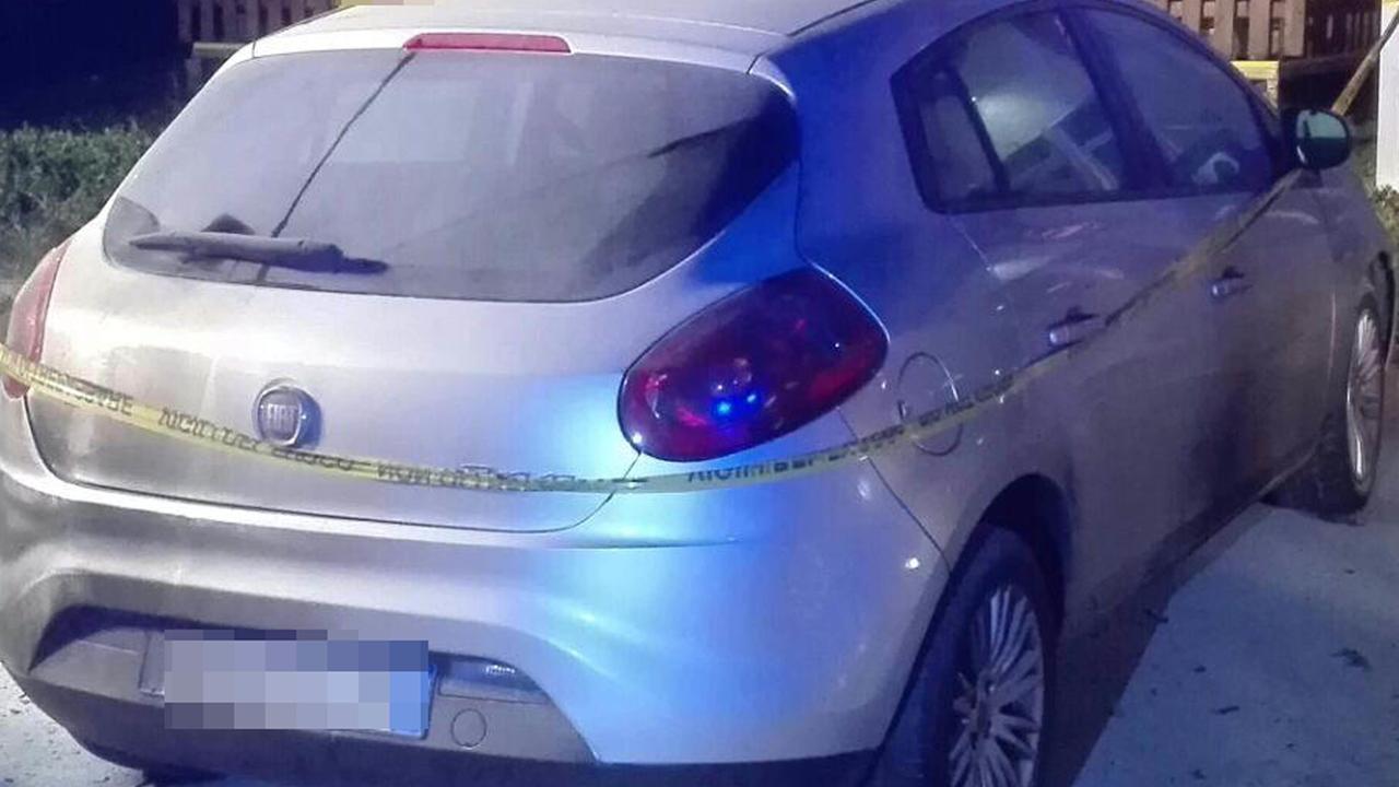 L'auto danneggiata dalle fiamme