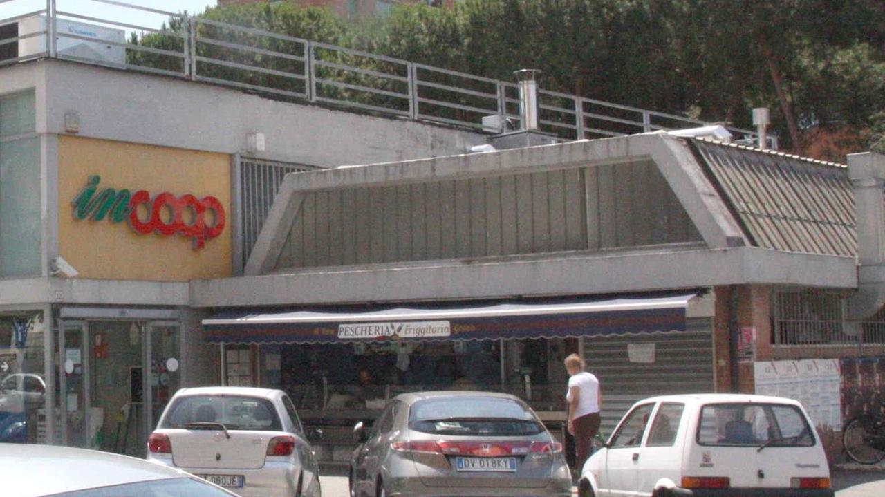«La vostra macchina ha una gomma forata». E ruba la borsa