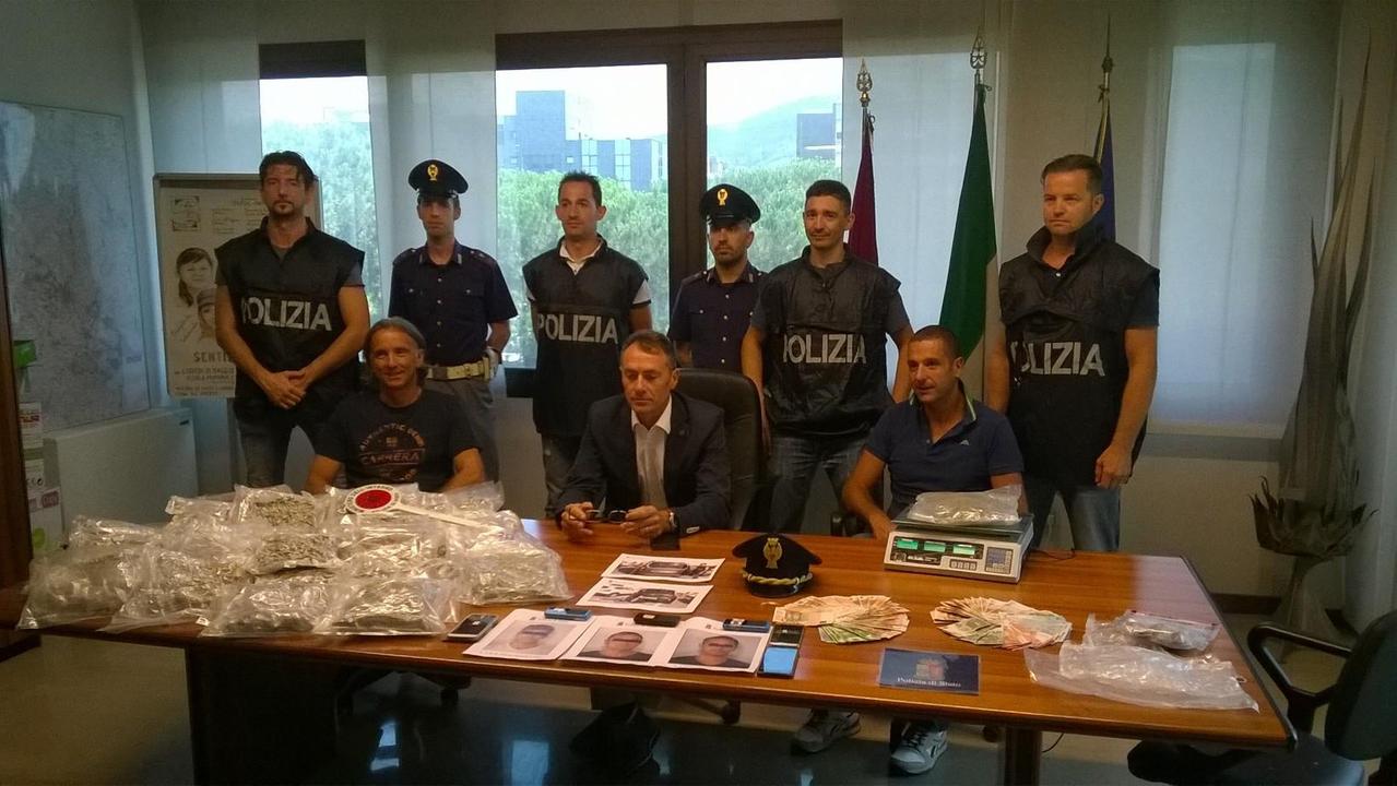 La polizia mostra la droga sequestrata