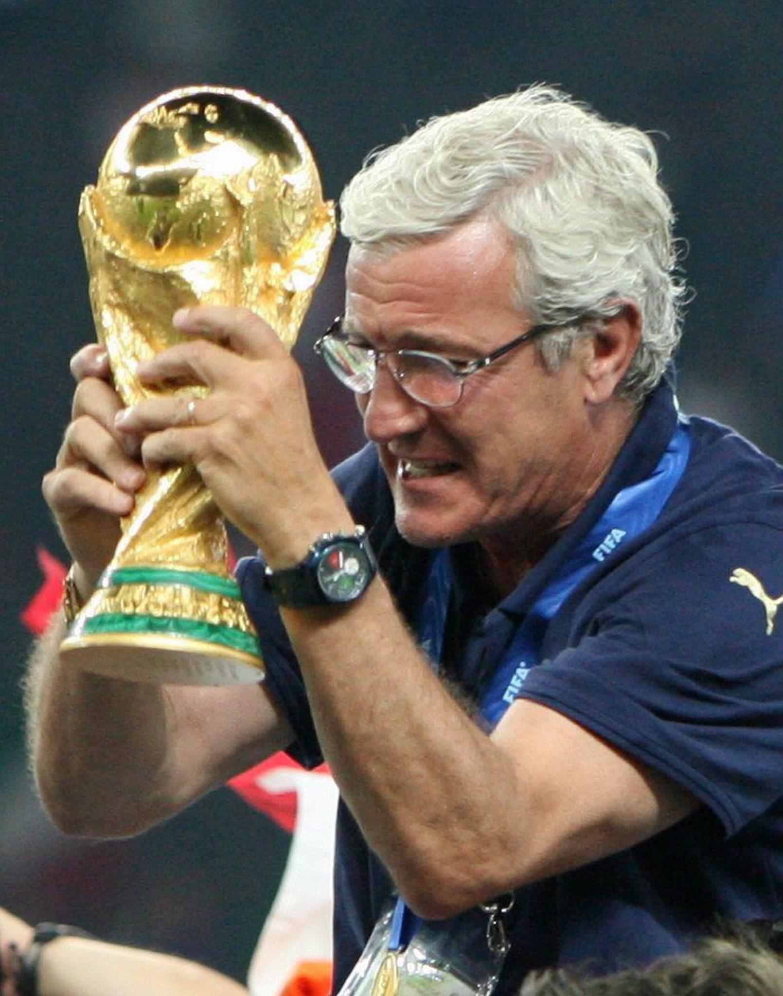 Marcello Lippi mentre abbraccia la Coppa del Mondo conquistata nel 2006