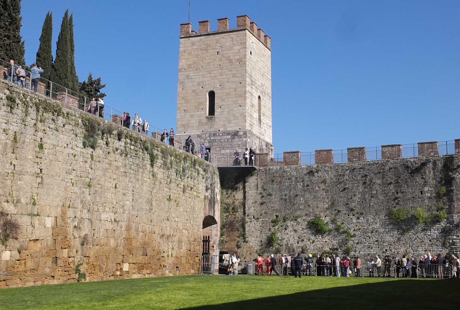 Il tratto delle mura in piazza Duomo