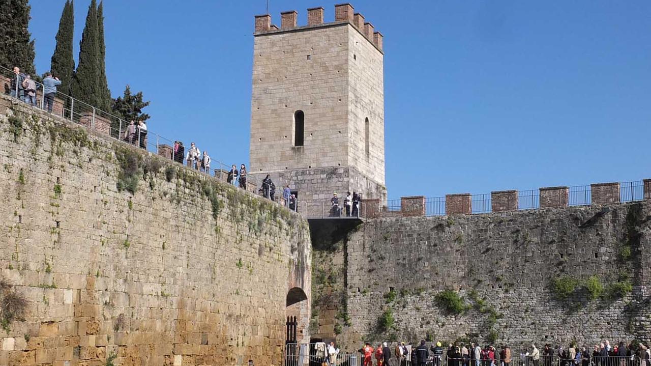 Il tratto delle mura in piazza Duomo