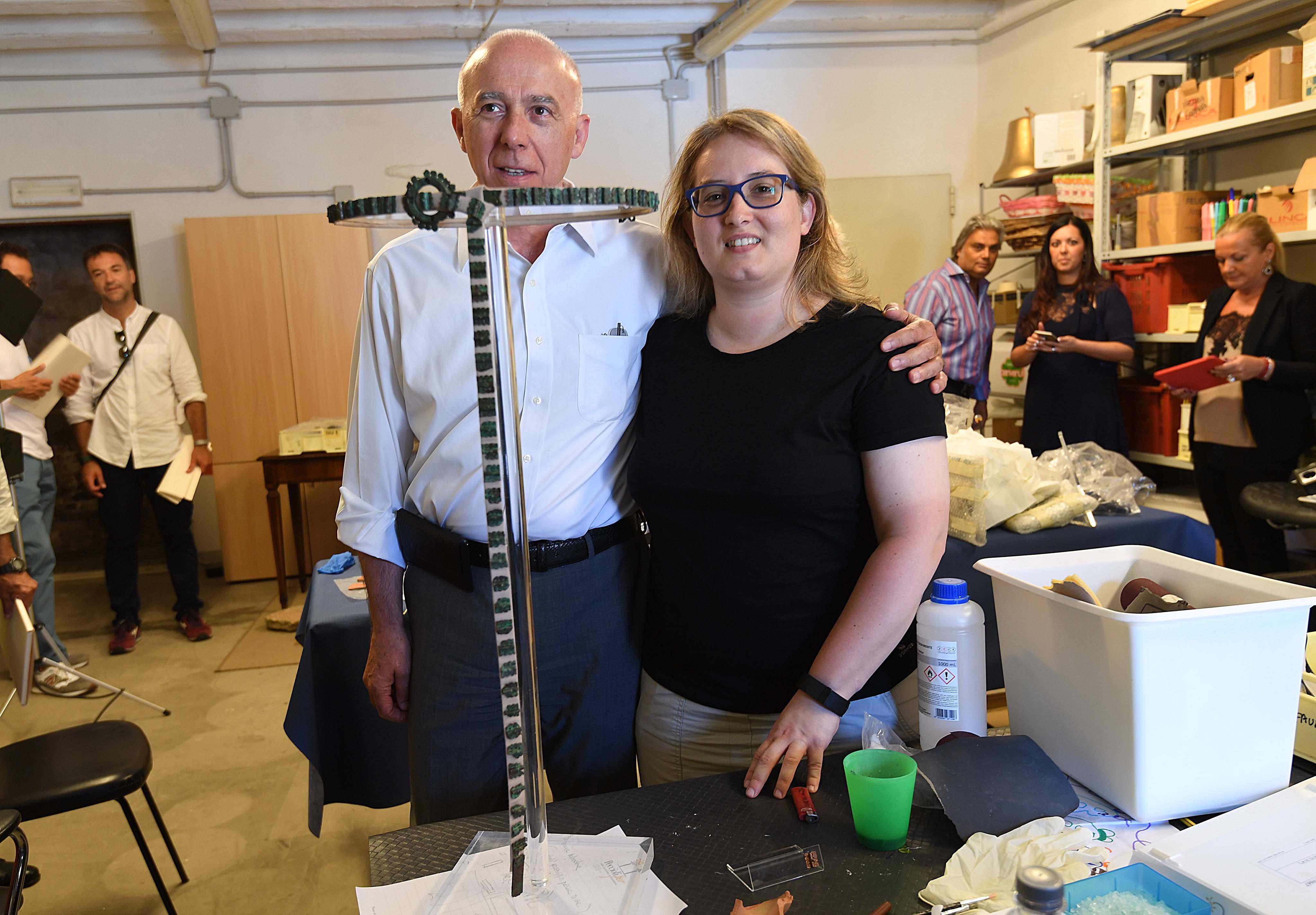 Renzo Macelloni ed Elisa Piludu con la cintura di Isadora (Foto Franco Silvi)