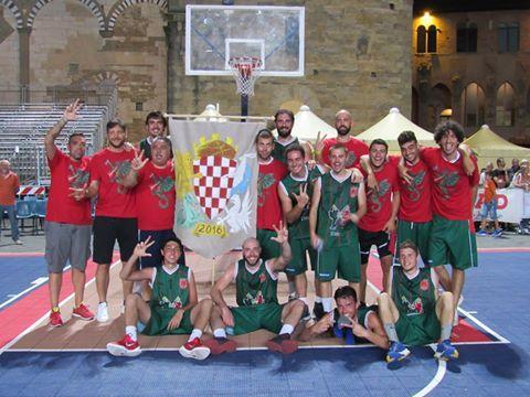 La squadra di basket del Rione Drago che ha vinto per la terza volta la manifestazione