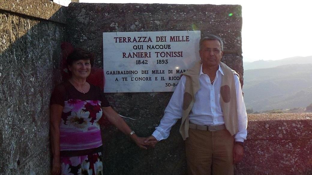 Giulio Bonfiglioli con la moglie Maria Grazia Bardi davanti alla lapide che, a Roccastrada, ricorda il suo antenato, il garibaldino Ranieri Tonissi