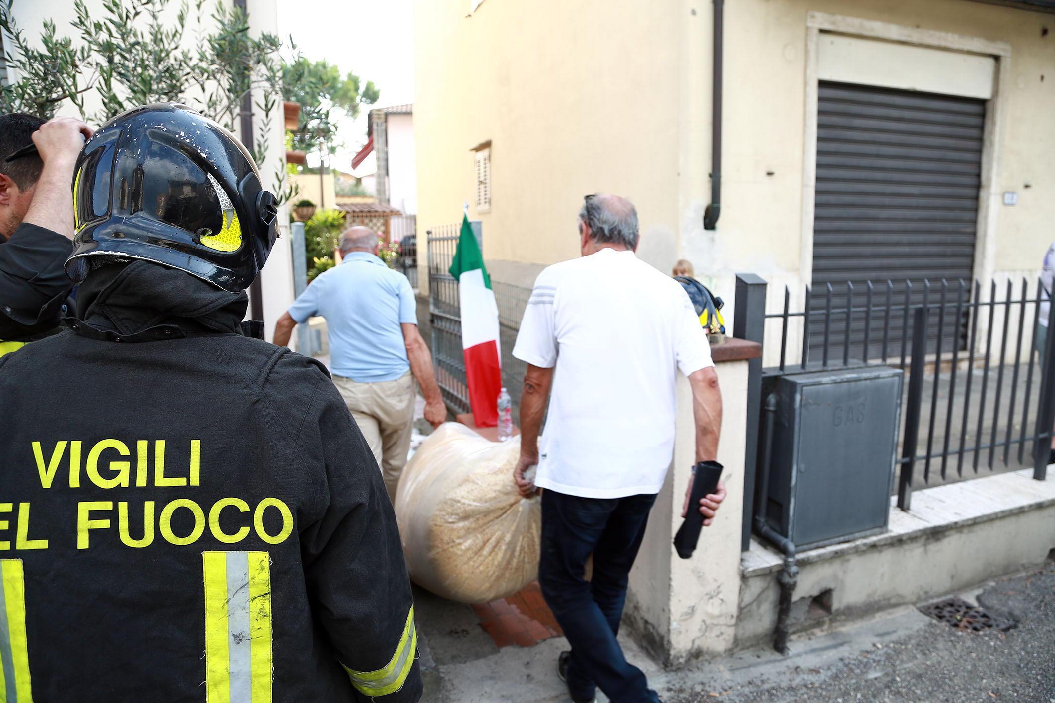L'intervento dei vigili del fuoco a Ponte a Elsa (Foto Agenzia Carlo Sestini)