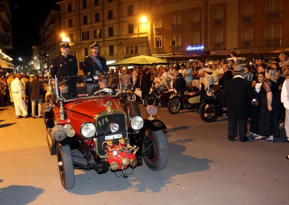 Sidecar d’epoca e can can: a Montecatini torna La belle époque 