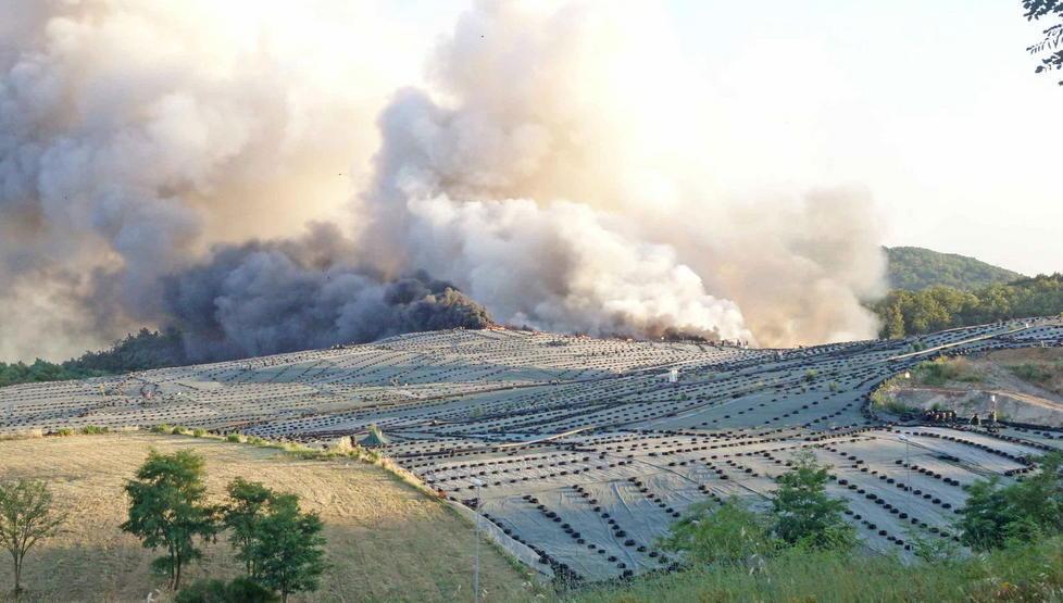 Cassero, la discarica in fiamme 