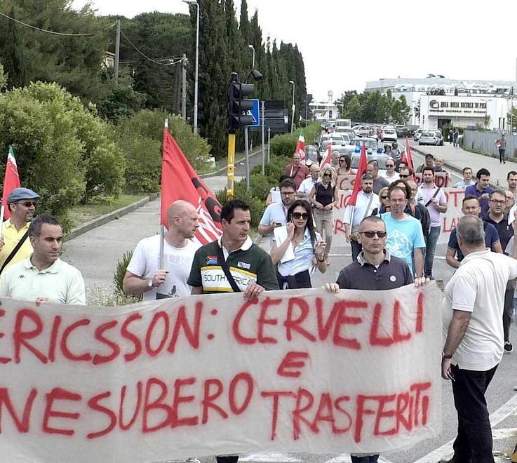 Sciopero e corteo fin sotto le finestre della Prefettura 