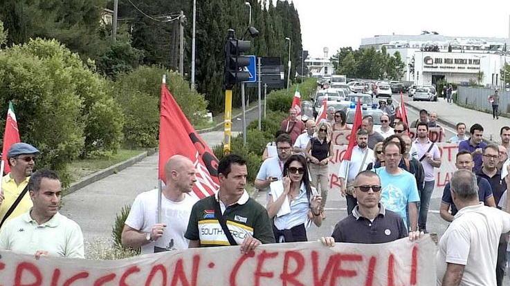 Sciopero e corteo fin sotto le finestre della Prefettura