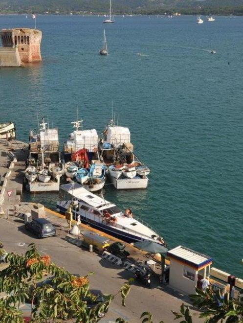 Stop al distributore di carburante in darsena 