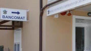 Rapina la banca e minaccia il dipendente col taglierino