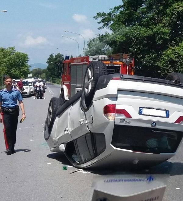 Finisce contro un’auto per un sorpasso azzardato