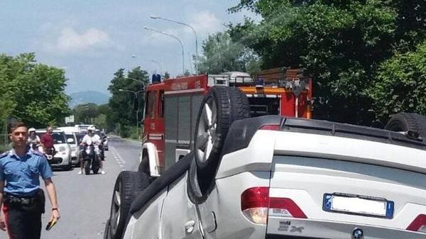 Finisce contro un’auto per un sorpasso azzardato