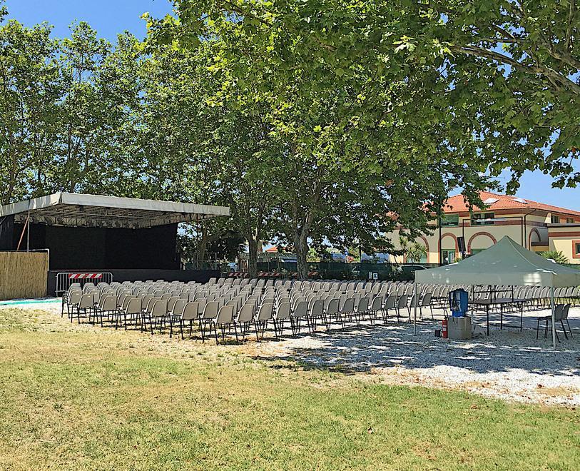 La pineta Tarabella diventa un teatro per Estate al Forte 