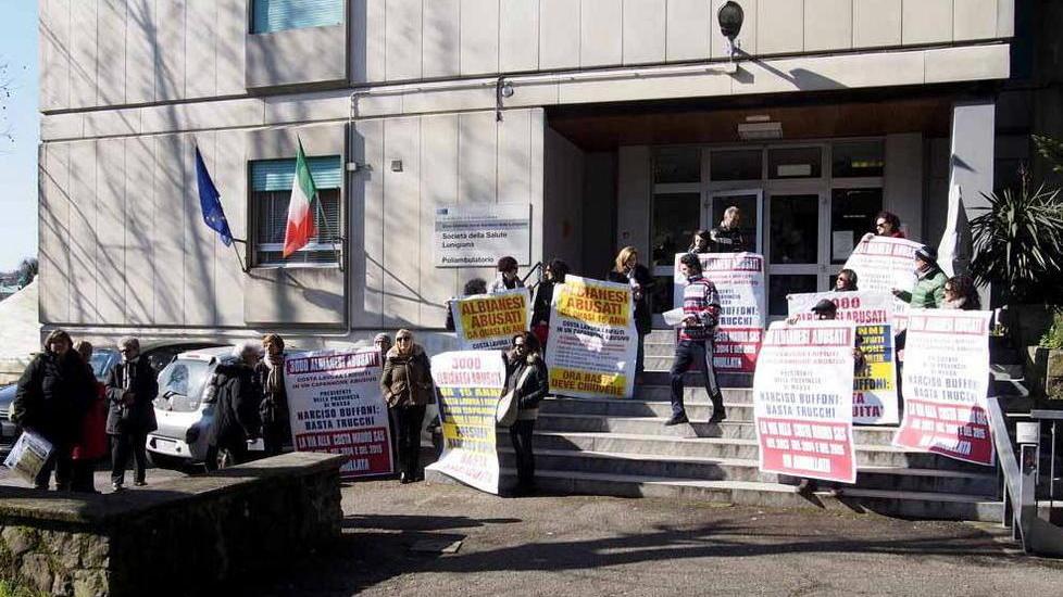 La marcia degli anti-Costa aspettando Provincia e Tar