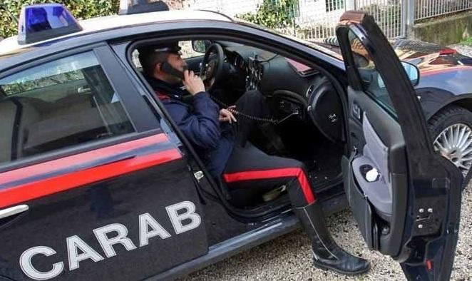 Anziana derubata della catenina, ladro in fuga in auto