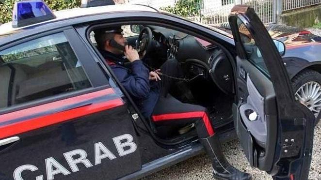 Anziana derubata della catenina, ladro in fuga in auto