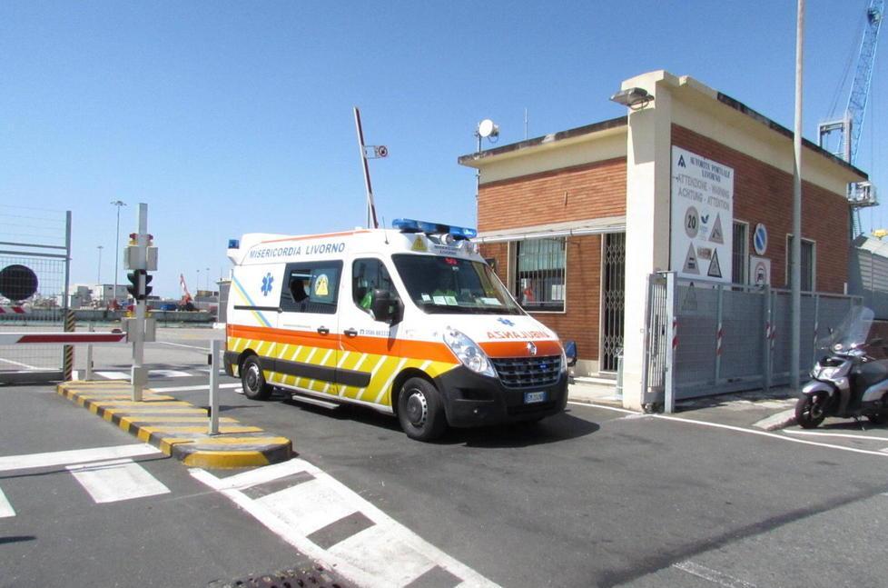 Operaio schiacciato tra due carrelli 