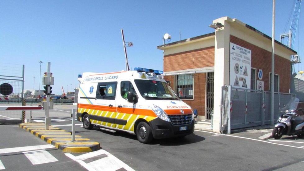 Operaio schiacciato tra due carrelli