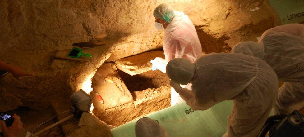 Area Bruzzi: aperta la tomba sigillata da circa 1700 anni 