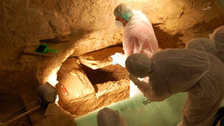 Area Bruzzi: aperta la tomba sigillata da circa 1700 anni